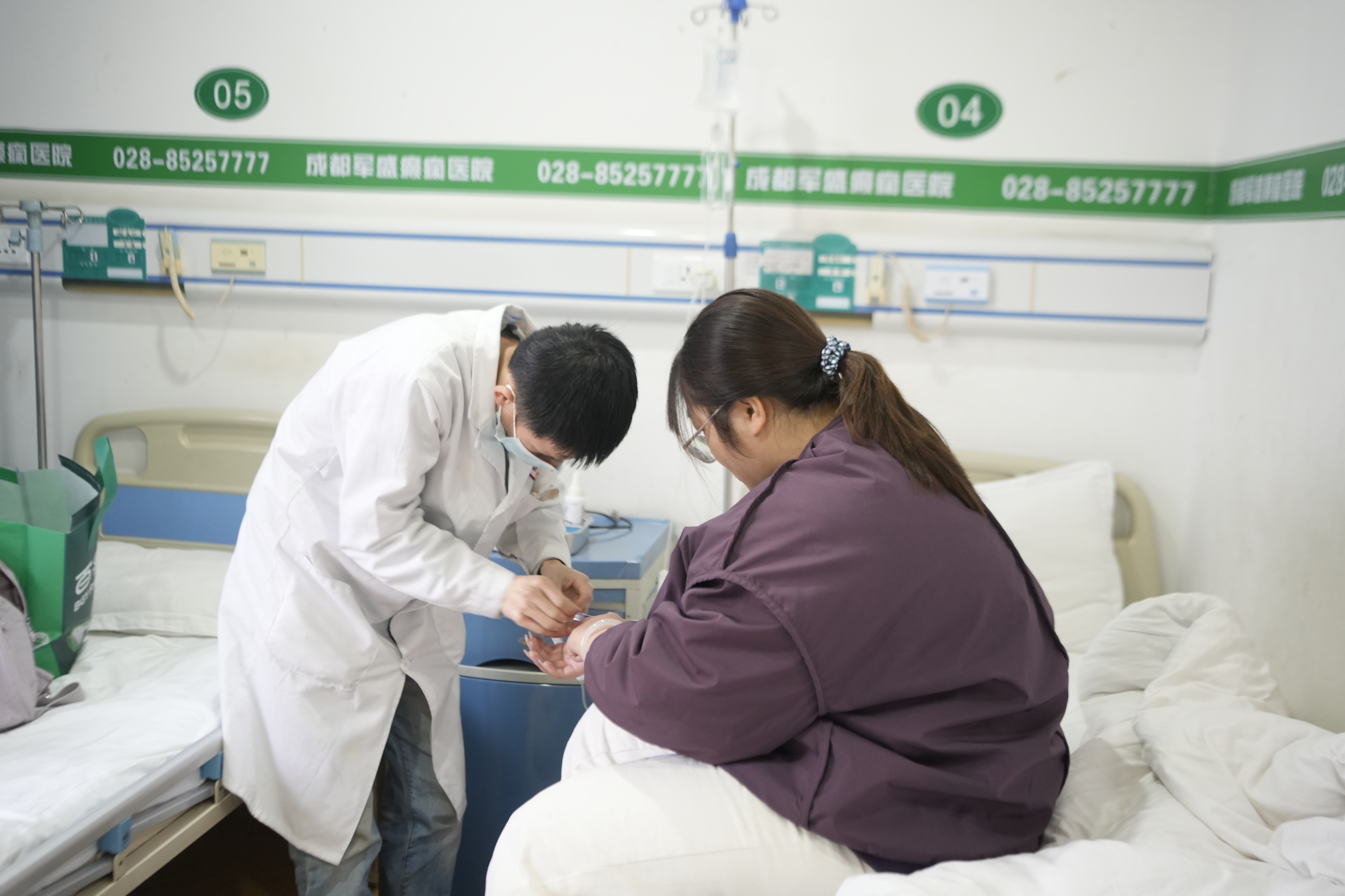 　　成都军盛医院看病看得细吗?用药按分型来调整